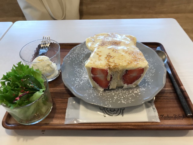 いちごファクトリーボンボンベリーカフェブリュレサンドイッチ