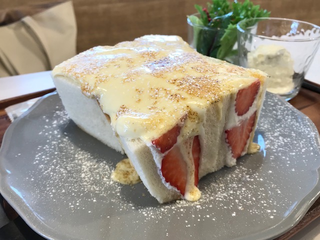 いちごファクトリーボンボンベリーカフェブリュレサンドイッチ